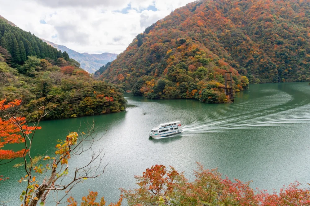秋の庄川峡遊覧船